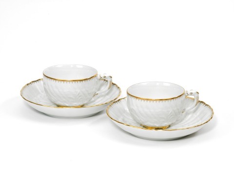Tazas de cafe Porcelana Cisne, relieve blanco, decoracion de oro, juego 2 unid.