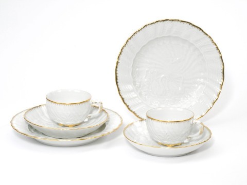Juego de cafe Porcelana Cisne, relieve blanco, decoracion de oro, 6 objetos