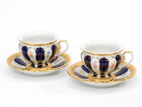 Tazas X-Form, relieve de oro, Azul Real y flores esparcidas en fondo blanco