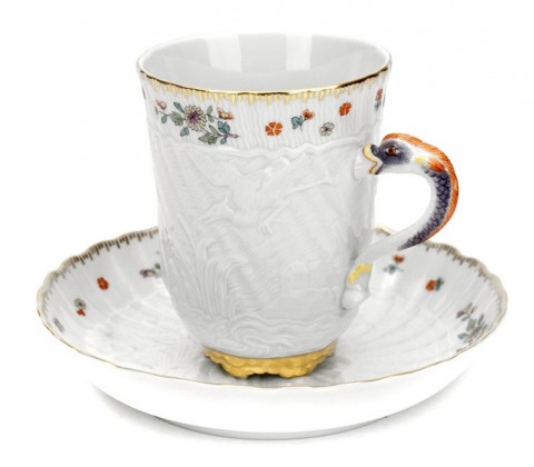 Taza con platillo Schwanendessin, decorada con oro y flores dispersas